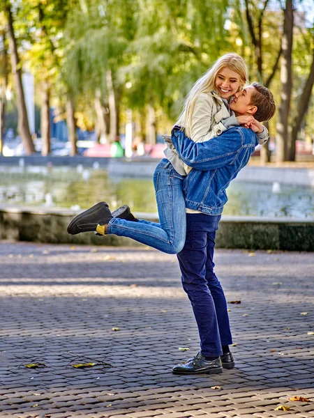 Молодая пара обнимается и флиртует в парке . — стоковое фото