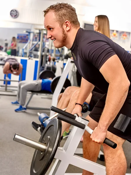 Mann arbeitet mit Armen und Rücken im Fitnessstudio. — Stockfoto