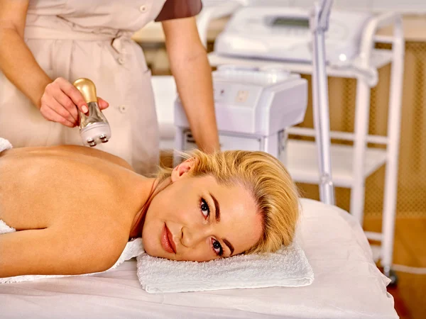 Mujer joven recibiendo masaje facial eléctrico . —  Fotos de Stock