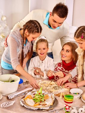 hamur xmas mutfakta çalışırken çocuklu aile.