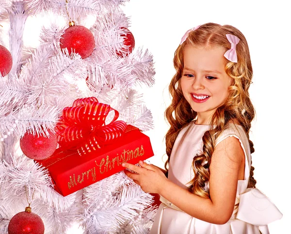 Kind mit Geschenkbox in der Nähe des weißen Weihnachtsbaums. — Stockfoto