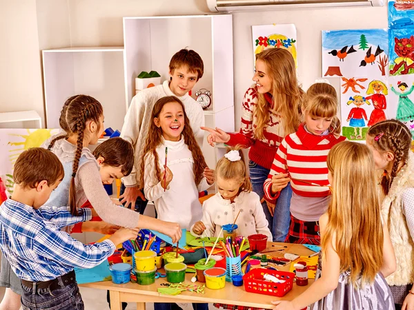 Pintura infantil na escola de arte . — Fotografia de Stock