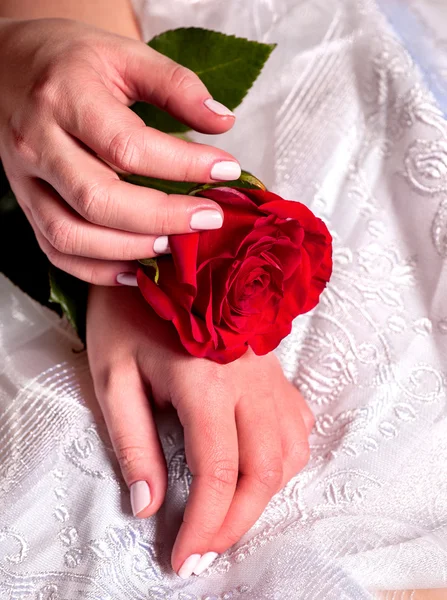 Bride with rose bouquet — Stock Photo, Image