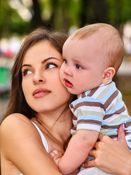 Glad kärleksfull mor och hennes baby utomhus. — Stockfoto