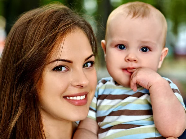 Feliz madre cariñosa y su bebé al aire libre . — Foto de Stock