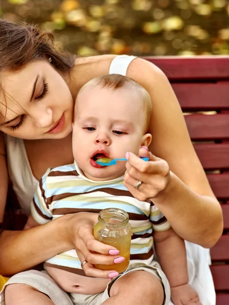 Glad kärleksfull mor och hennes baby utomhus. — Stockfoto