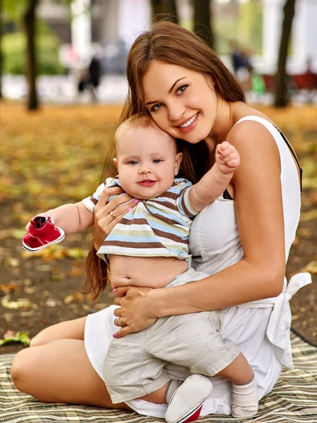 Feliz madre cariñosa y su bebé al aire libre . — Foto de Stock