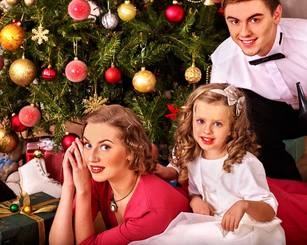 Familj med barn klä julgran. — Stockfoto