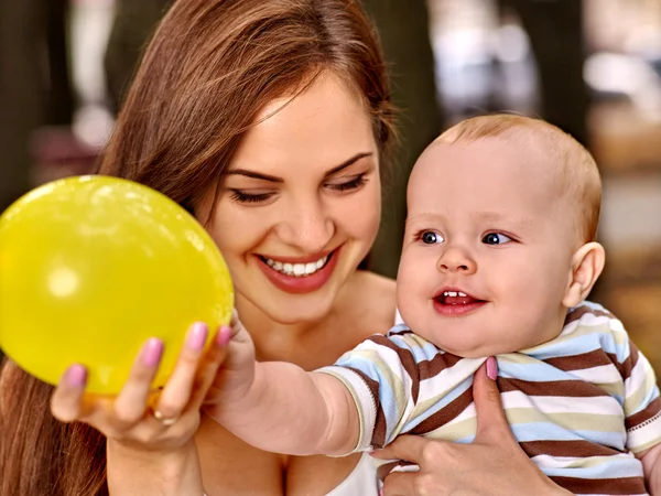 Glad kärleksfull mor kryssade med hennes baby utomhus. — Stockfoto