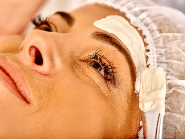 Mujer en el salón de spa con esteticista . — Foto de Stock