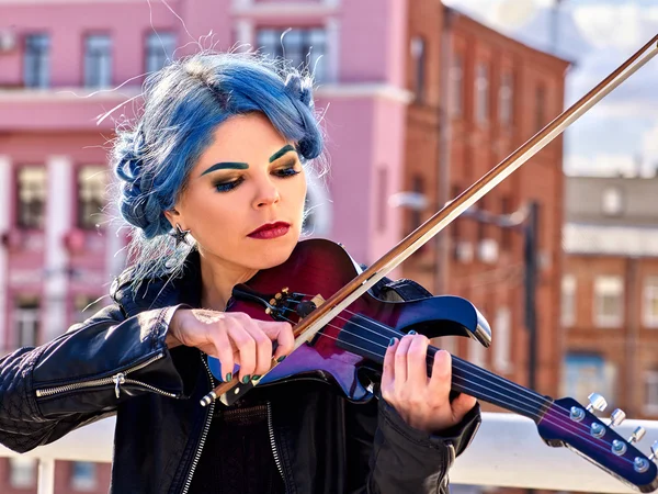 Mulher tocando violino sozinha . — Fotografia de Stock