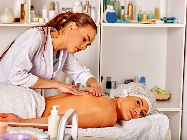 In spa salon met schoonheidsspecialiste middelbare leeftijd vrouw. — Stockfoto