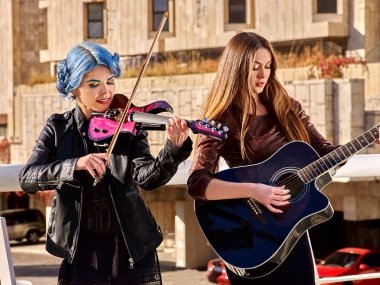 Keman ve gitar oynayan kadın.