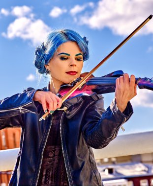 Kadın oyun keman yalnız.