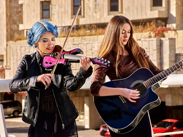 Vrouw speelt viool en gitaar. — Stockfoto