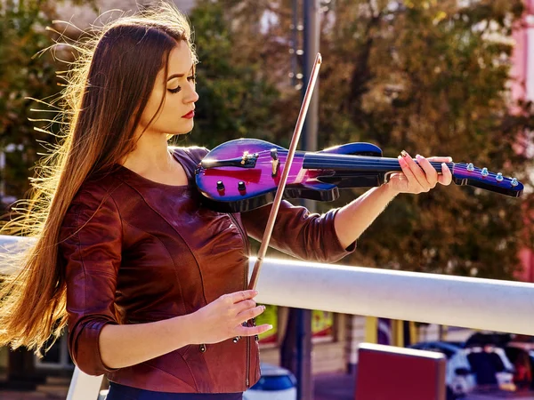 Mujer tocando el violín sola . — Foto de Stock