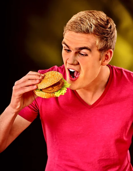 Mann isst großes Sandwich. — Stockfoto