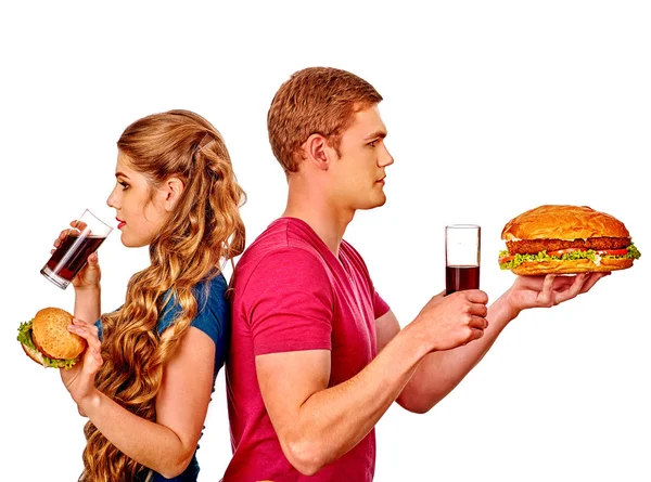 Man en vrouw eten grote sandwich met cola. Geïsoleerd. — Stockfoto