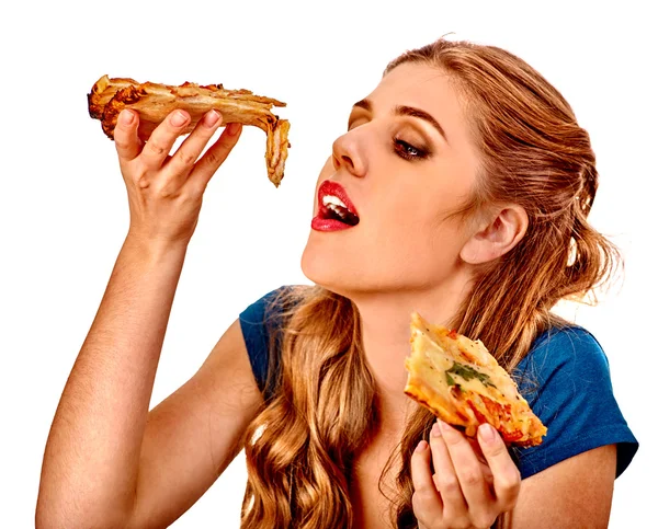 Wanita cantik muda makan pizza besar . — Stok Foto