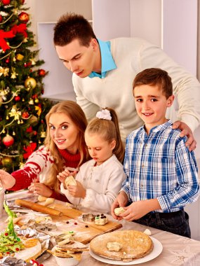 hamur xmas mutfakta çalışırken çocuklu aile.