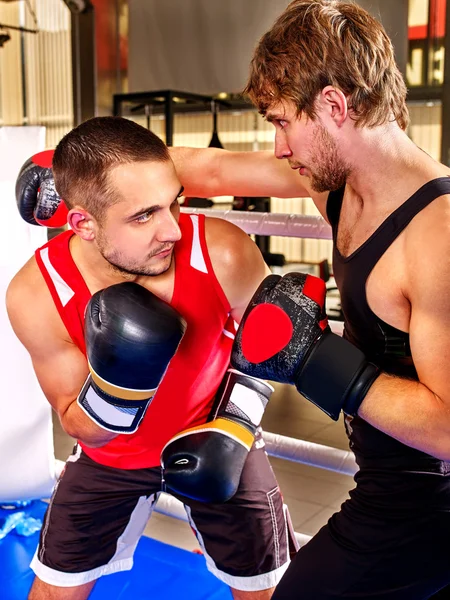 Två män Boxer bär handskar boxning . — Stockfoto