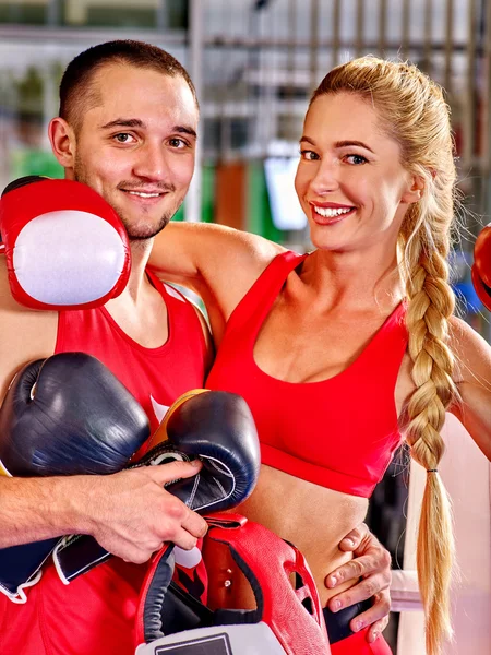 Pareja hombre y mujer boxeo en anillo . —  Fotos de Stock