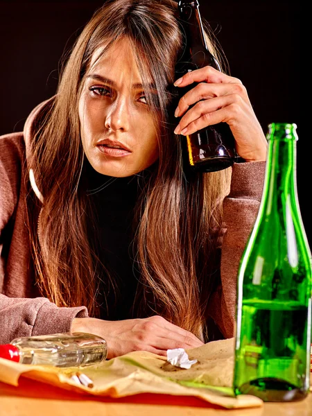 Menina bêbada segurando garrafa de vodka . — Fotografia de Stock