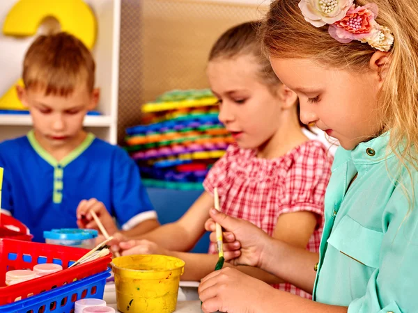 Группа маленькая девочка с кистью живописи в детском саду  . — стоковое фото
