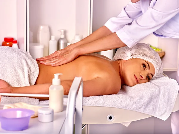 Mujer de mediana edad en el salón de spa con esteticista . — Foto de Stock