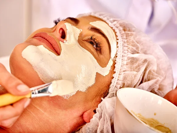 Kvinna medelålders ta ansiktsmassage i spasalong. — Stockfoto