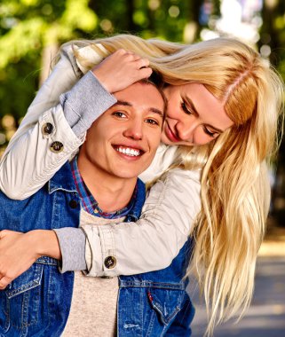 Sarılma ve parkta flört genç Çift.