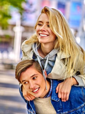 Sarılma ve parkta flört genç Çift.