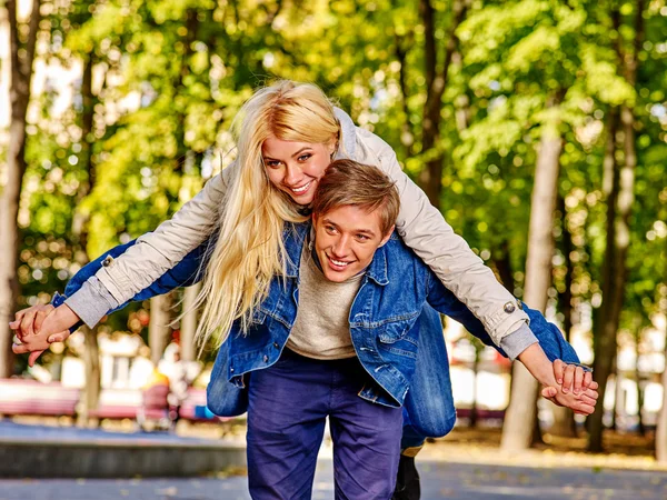 Mladý pár objímat a flirtování v parku. — Stock fotografie