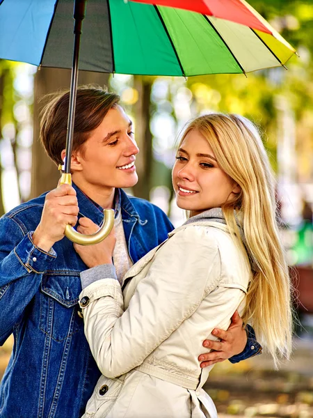 Pareja cariñosa en una cita bajo paraguas . — Foto de Stock