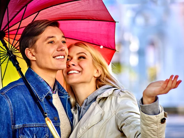 Pareja cariñosa en una cita bajo paraguas . — Foto de Stock