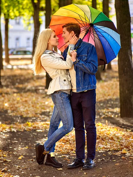 Couple aimant sur une date sous parapluie . — Photo