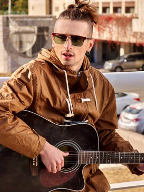 Müzik sokak icracı gitar çalmak