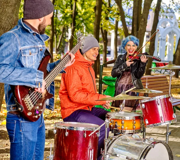 Música street performers con chica violinista —  Fotos de Stock