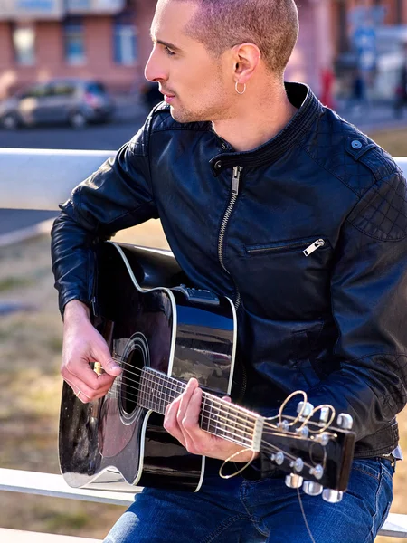 Muziek straat performer spelen gitaar — Stockfoto