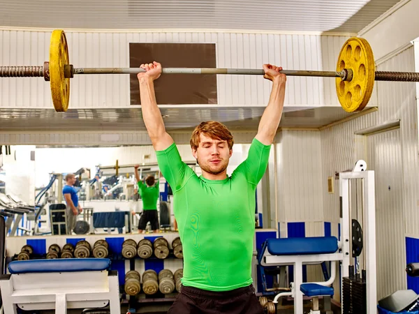 Mann arbeitet im Fitnessstudio mit Hanteln — Stockfoto