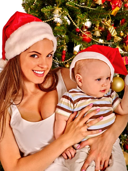 Μητέρα εκμετάλλευση μωρό κάτω από το χριστουγεννιάτικο δέντρο — Φωτογραφία Αρχείου
