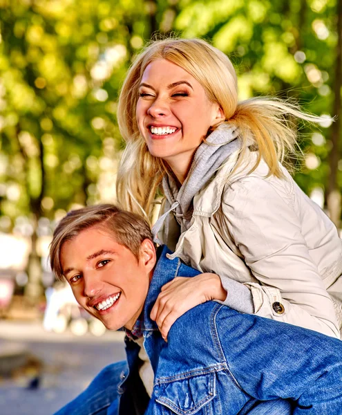 Young couple in park — Stock Photo, Image