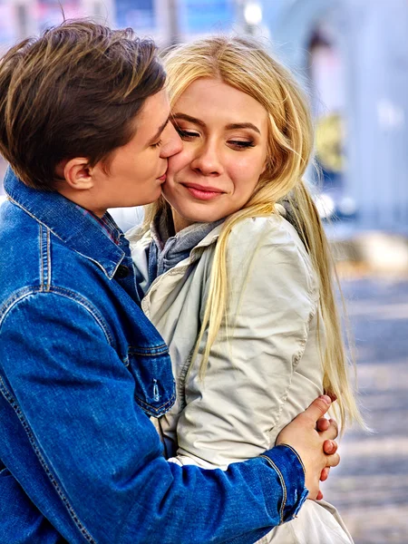 Pareja joven coqueteando en el parque — Foto de Stock