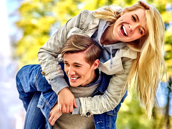 Jovem casal flertando no parque — Fotografia de Stock