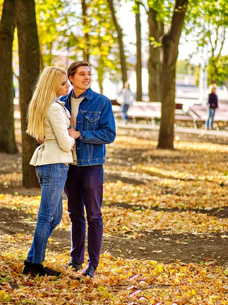 Mladý pár v podzimním parku — Stock fotografie