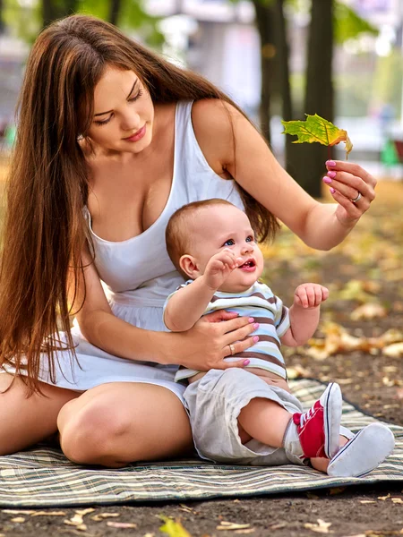 Mère et bébé dans le parc — Photo