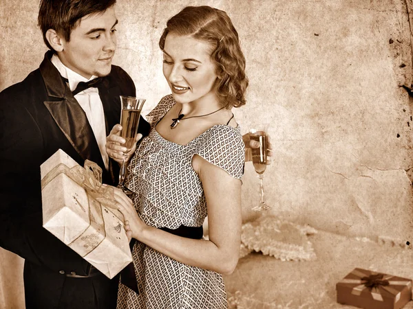 Paar trinkt Champagner auf Party — Stockfoto