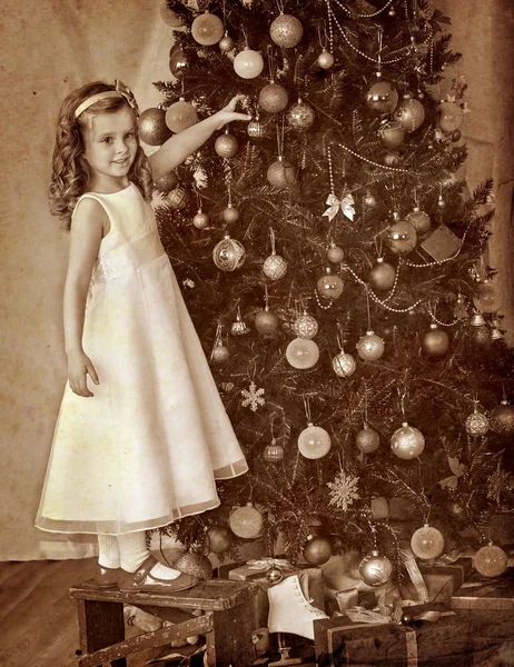 Little girl decorate Christmas tree — Stock Photo, Image