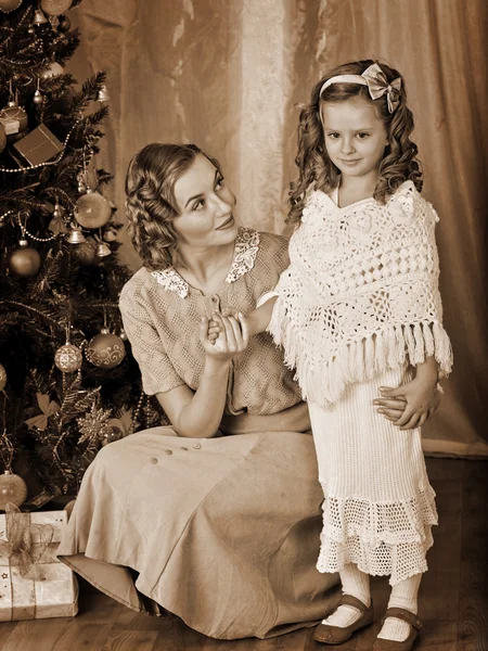 Tochter und Mutter in der Nähe von Weihnachtsbaum — Stockfoto