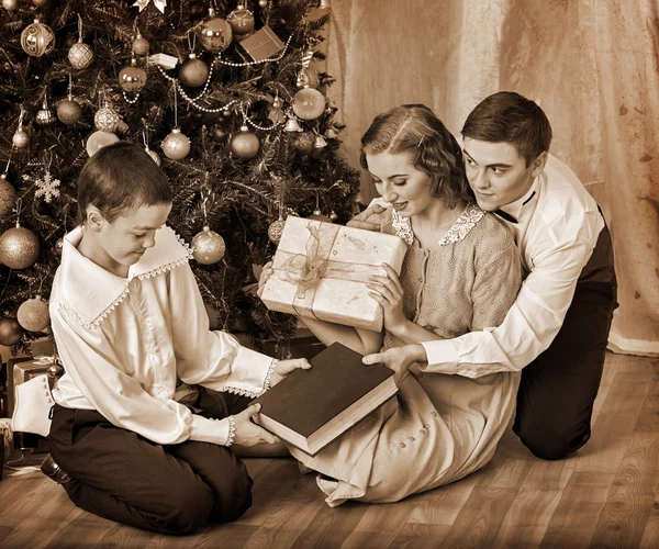 Familie onder kerstboom — Stockfoto